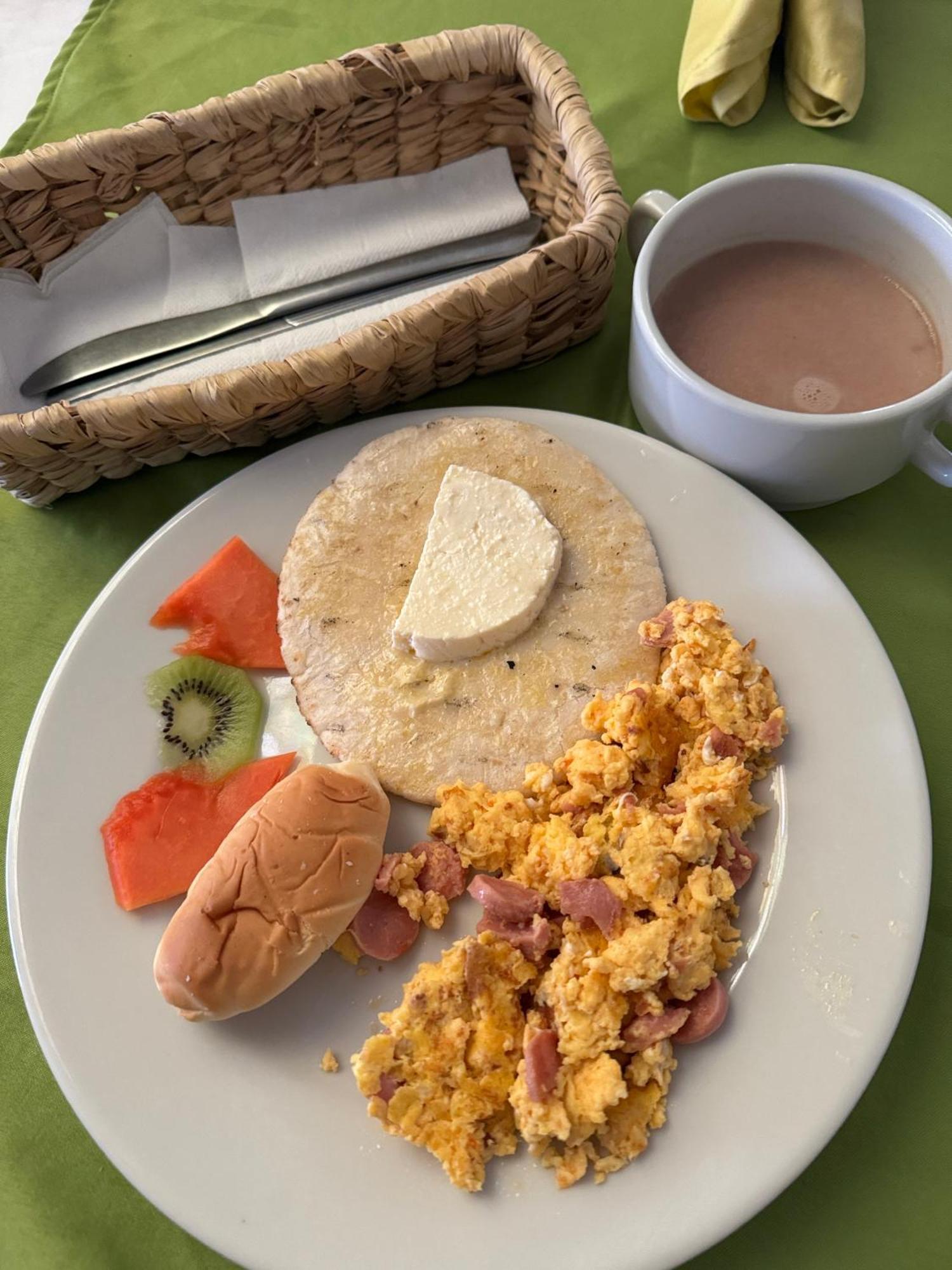 Hotel De Leon Estadio Medellin Ngoại thất bức ảnh